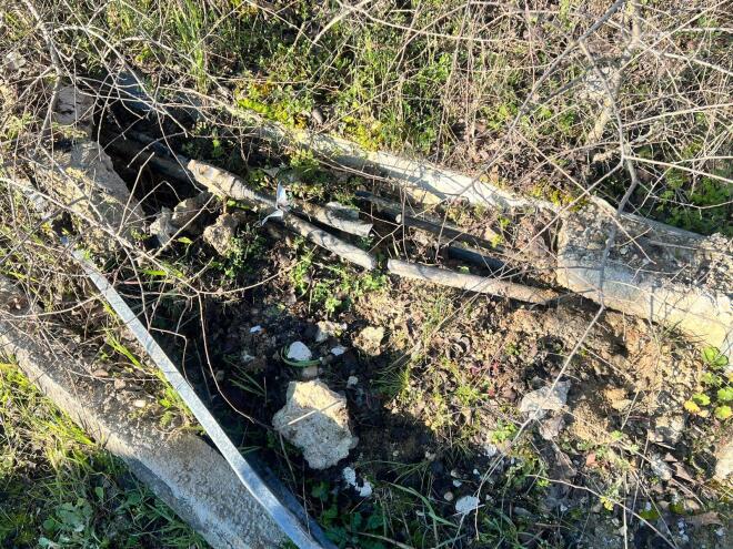 Σύμφωνα με την καταγγελία του κ. Κυρανάκη οι δράστες έσπασαν το τσιμεντένιο προστατευτικό κι έκοψαν τα καλώδια της τηλεδιοίκησης