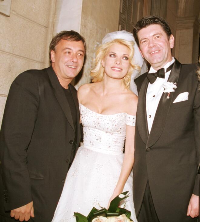 Ο Ανδρέας Μικρούτσικος στον γάμο της Ελένης Μενεγάκη και του Γιάννη Λάτσιου το 2001 