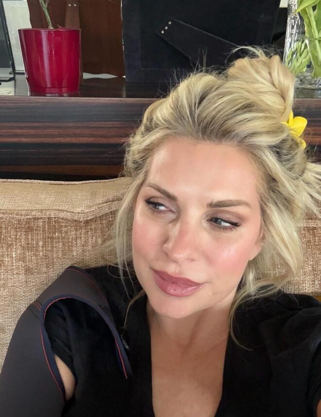 Η Ελένη Μενεγάκη με νάρθηκα στο χέρι - Ατύχημα για την παρουσιάστρια