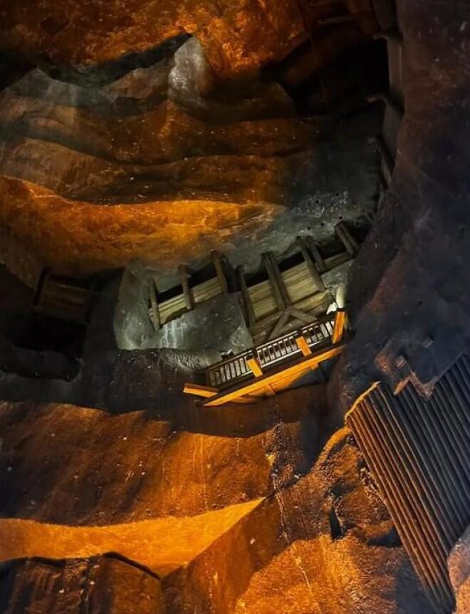 Ζαχαρέα - Ρουσόπουλος: Αγκαλιά στο υπόγειο «θαύμα» της Κρακοβίας