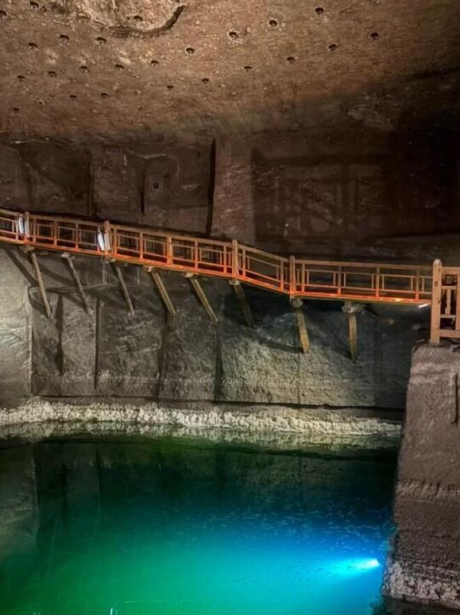 Ζαχαρέα - Ρουσόπουλος: Αγκαλιά στο υπόγειο «θαύμα» της Κρακοβίας