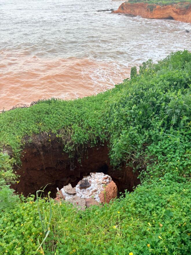 Τρύπα στον παραλιακό πεζόδρομο στο Μάτι