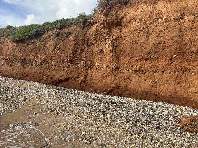 Μάτι: αυλακώσεις από τα όμβρια και νέο χώμα που αποκαλύπτεται με πιο σκούρο χρώμα