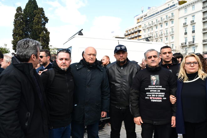 Συγγενείς θυμάτων Τεμπών στο Σύνταγμα