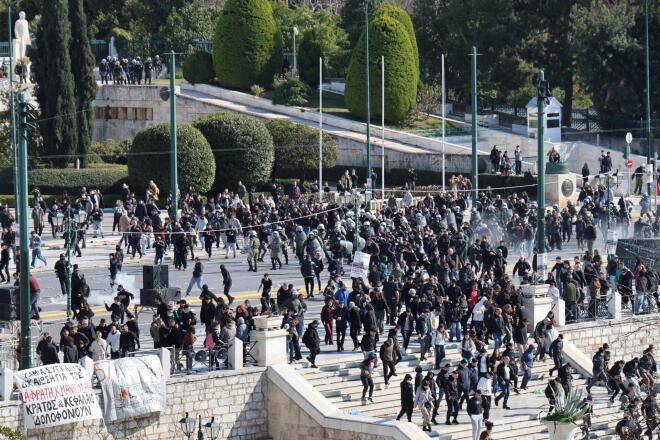 Επεισόδια στο Σύνταγμα μετά το συλλαλητήριο για τα Τέμπη