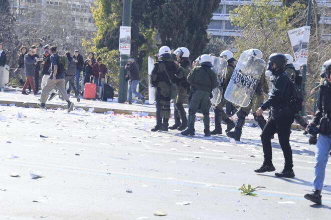 Τέμπη: Πετροπόλεμος στο Σύνταγμα μετά τη συγκέντρωση για τα τρία χρόνια από το δυστύχημα