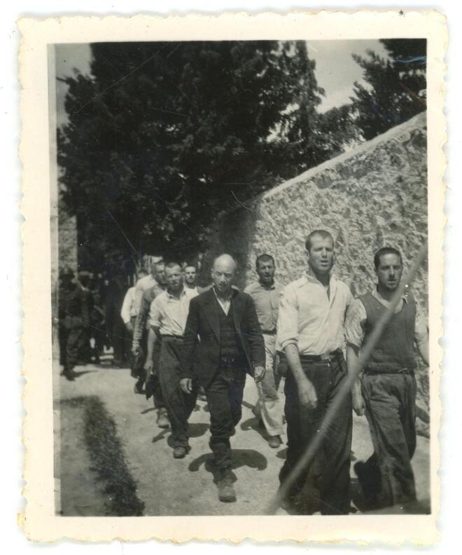 Στα χέρια της Αθήνας οι 262 φωτογραφίες με τα ντοκουμέντα της Καισαριανής