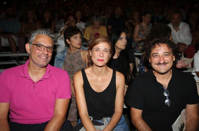Ο Σπύρος Γιανναράς με την Αλεξάνδρα Αϊδίνη και τον Βασίλη Χαραλαμπόπουλο στο Θέατρο Βράχων, το 2023 / NDP Photo Agency - Παναγιώτης Κουφαλέξης