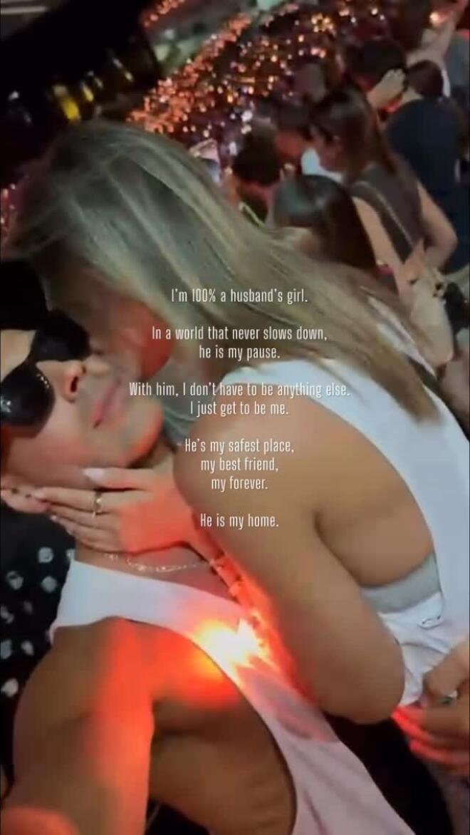 Oικονομάκου: Στιγμιότυπο από το βίντεο που δημοσίευσε στο instagram- Το ζευγάρι στη συναυλία των Coldplay