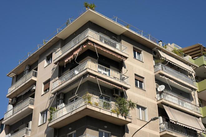 Η 17χρονη βρέθηκε στο κενό από τον πέμπτο όροφο της πολυκατοικίας, όπου έμενε - Intimenews