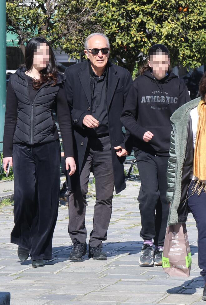 Ο Γιάννης Νταλιάνης με τις κόρες του στην κηδεία του αδελφού του, Κώστα Νταλιάνη / NDP Photo Agency - Ανδρέας Νικολαρέας