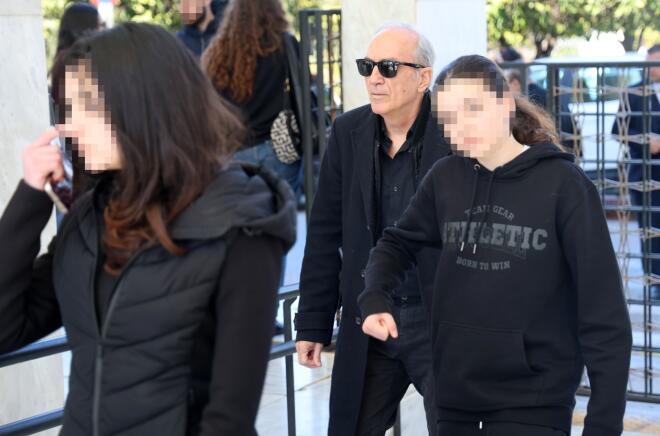 Ο Γιάννης Νταλιάνης με τις κόρες του στην κηδεία του αδελφού του, Κώστα Νταλιάνη / NDP Photo Agency - Ανδρέας Νικολαρέας