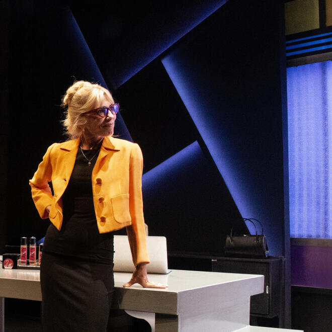 Η κατάρα της «δυναμικής» γυναίκας παίρνει σάρκα και οστά μέσα από την ερμηνεία της Μυρτώς Αλικάκη