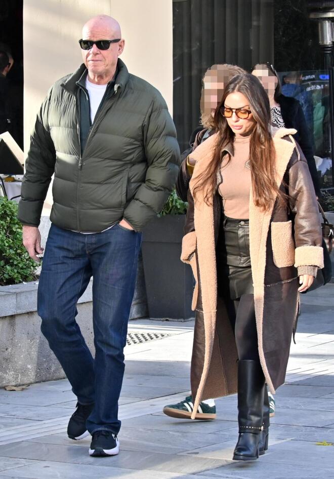 Ο φωτογραφικός φακός εντόπισε τον Τζώνη Καλημέρη και την Ελπίδα Ιακωβίδου... Down town!