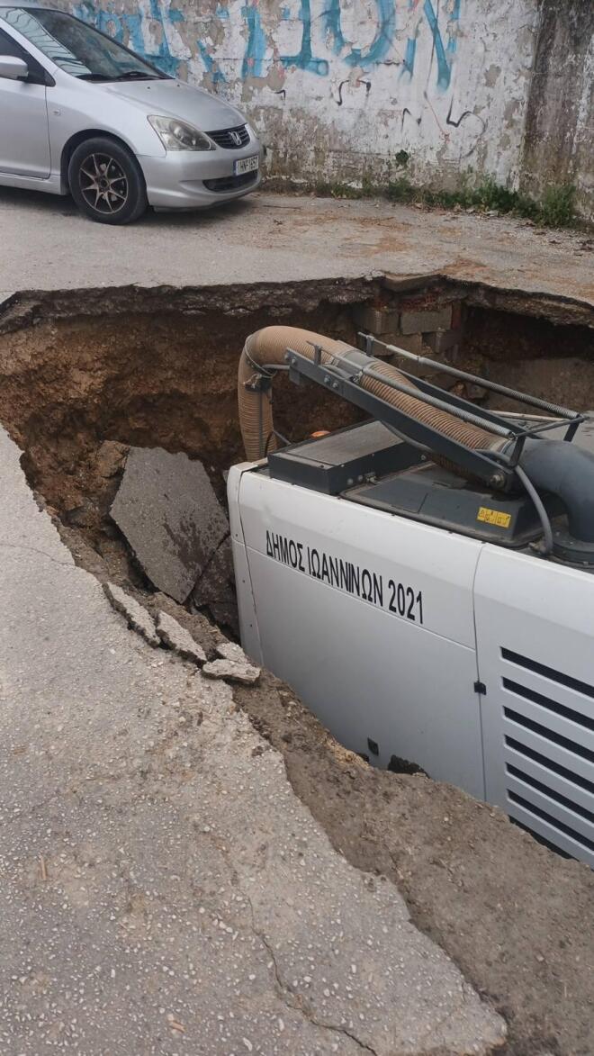 Καθίζηση στα Ιωάννινα: Δρόμος «κατάπιε» όχημα του Δήμου - Βίντεο