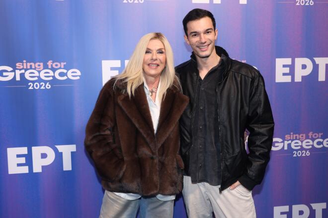 Η Δάφνη Μπόκοτα με τον γιο της, Νίκο Κοσώνα, στον εθνικό τελικό για τη Eurovision 2026/  NDP ΑΝΔΡΕΑΣ ΝΙΚΟΛΑΡΕΑΣ