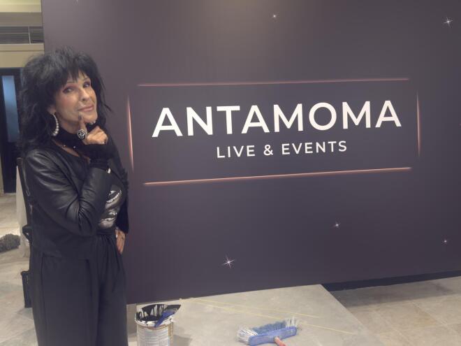 Σοφία Βόσσου: Σκουπίζει, βάφει, τηγανίζει... στο νέο στέκι όπου εμφανίζεται