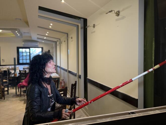 Σοφία Βόσσου: Σκουπίζει, βάφει, τηγανίζει... στο νέο στέκι όπου εμφανίζεται