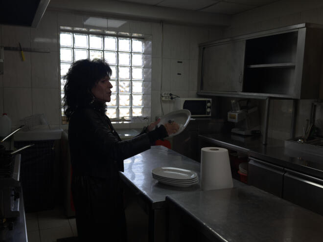 Σοφία Βόσσου: Σκουπίζει, βάφει, τηγανίζει... στο νέο στέκι όπου εμφανίζεται