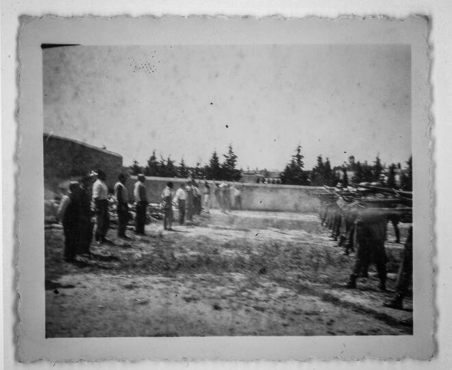 Η στιγμή της εκτέλεσης αγωνιστών στην Καισαριανή