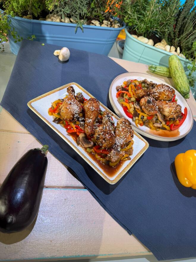 Μπουτάκια κοτόπουλου καραμελωμένα με μπαλσάμικο και σωτέ λαχανικά