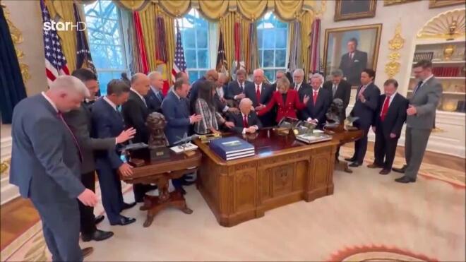 Ο Τραμπ προσεύχεται μαζί με Ευαγγελιστές πάστορες στο Οβάλ Γραφείο