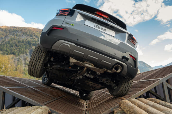 Jeep Avenger 4xe: Πρωταγωνιστεί στο χιονοδρομικό του Παρνασσού