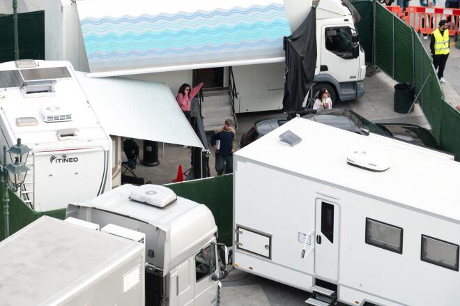 Μπραντ Πιτ: Κοσμοσυρροή στην πλατεία Κοτζιά! Καρέ – καρέ η άφιξή του στο Δημαρχείο Αθηνών