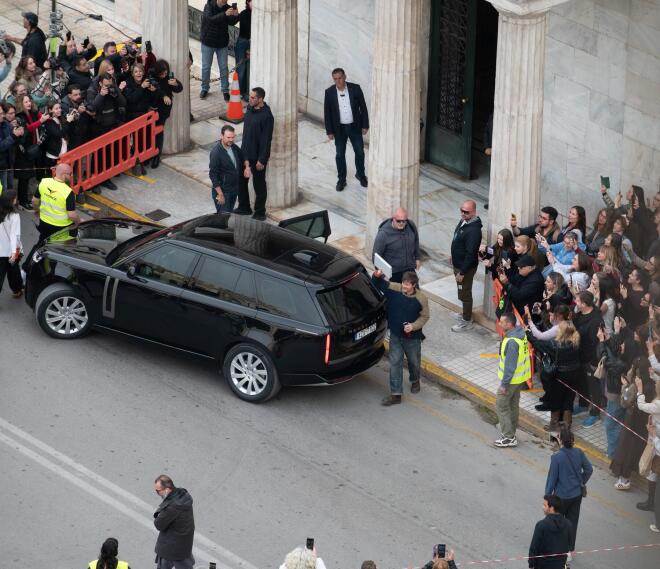 Μπραντ Πιτ: Κοσμοσυρροή στην πλατεία Κοτζιά! Καρέ – καρέ η άφιξή του στο Δημαρχείο Αθηνών