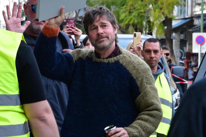 Μπραντ Πιτ: Κοσμοσυρροή στην πλατεία Κοτζιά! Καρέ – καρέ η άφιξή του στο Δημαρχείο Αθηνών