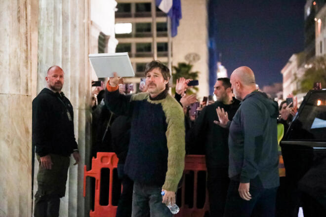 Μπραντ Πιτ: Κοσμοσυρροή στην πλατεία Κοτζιά! Καρέ – καρέ η άφιξή του στο Δημαρχείο Αθηνών