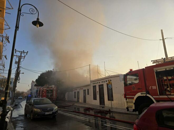 Σύρος: Η φωτιά στον ταρσανά 