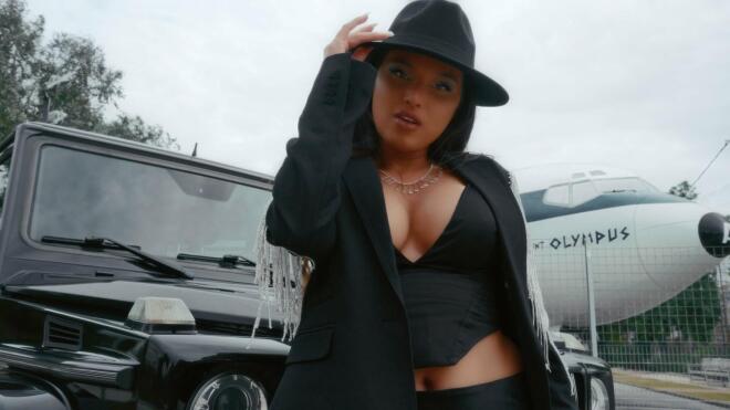 Έλενα Χάρου: Το δυναμικό ντεμπούτο με το single «Καψούρα έχεις»