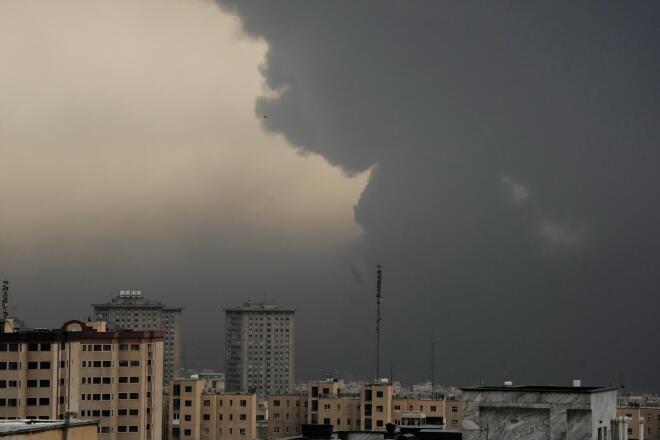 Μαύρος καπνός «πνίγει» την Τεχεράνη - Ανησυχία για τις τοξικές ουσίες