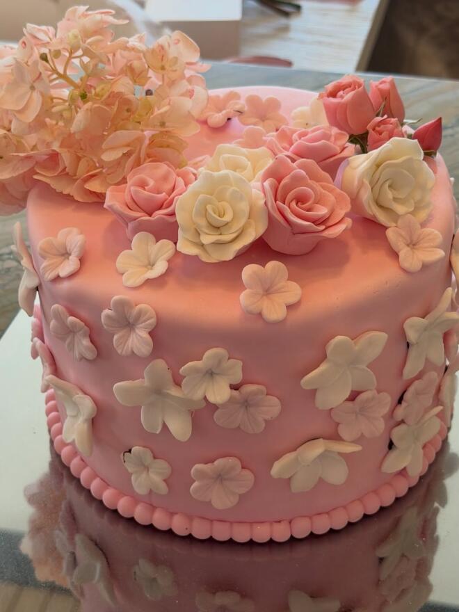 Mία από τις τούρτες για το baby shower της Κατερίνας Καινούργιου/ instagram