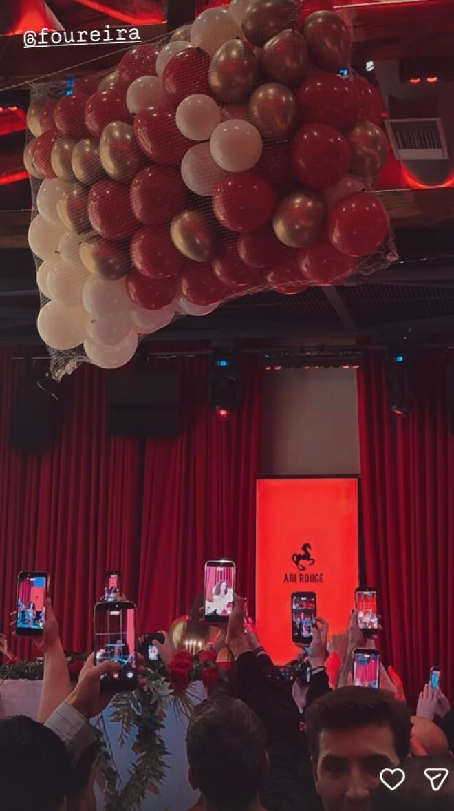 Ελένη Φουρέιρα: Ανέβηκε στην καρέκλα για να σβήσει την τούρτα της!