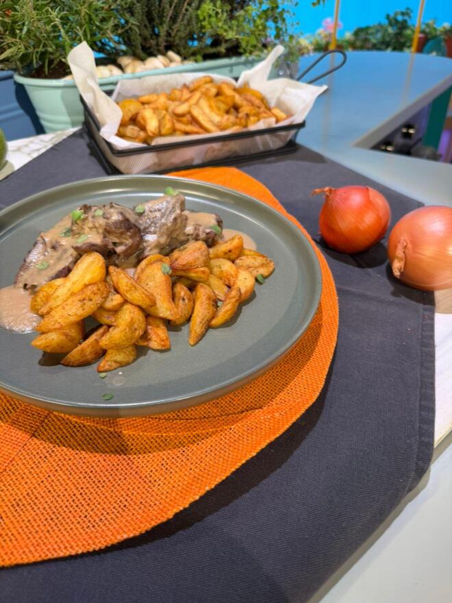 O Γιώργος Ρήγας έφτιαξε μοσχαράκι με σάλτσα μήλου 