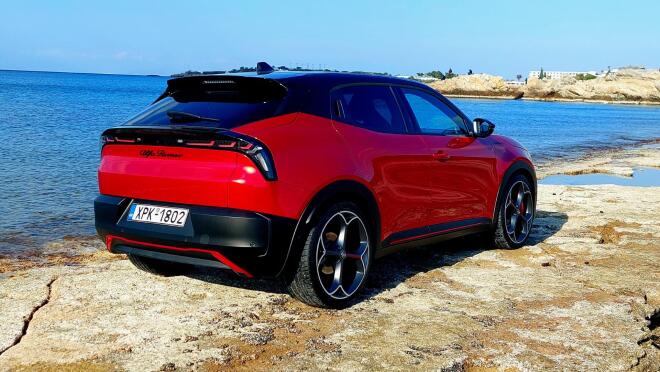 Alfa Romeo Junior Veloce: Οδηγούμε την Ιταλίδα καλλονή με τα 280 άλογα  