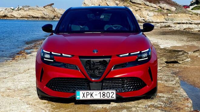 Alfa Romeo Junior Veloce: Οδηγούμε την Ιταλίδα καλλονή με τα 280 άλογα  
