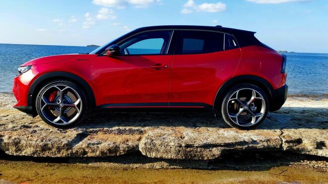 Alfa Romeo Junior Veloce: Οδηγούμε την Ιταλίδα καλλονή με τα 280 άλογα  