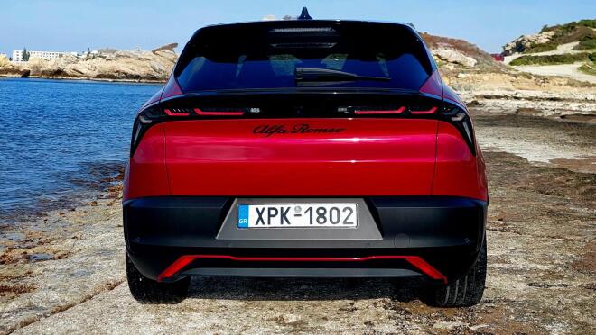 Alfa Romeo Junior Veloce: Οδηγούμε την Ιταλίδα καλλονή με τα 280 άλογα  