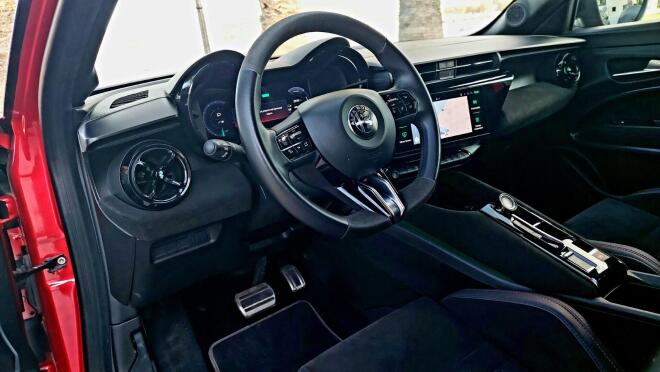 Alfa Romeo Junior Veloce: Οδηγούμε την Ιταλίδα καλλονή με τα 280 άλογα  