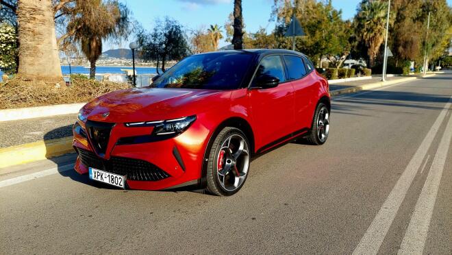 Alfa Romeo Junior Veloce: Οδηγούμε την Ιταλίδα καλλονή με τα 280 άλογα  