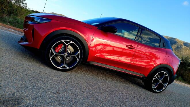 Alfa Romeo Junior Veloce: Οδηγούμε την Ιταλίδα καλλονή με τα 280 άλογα  