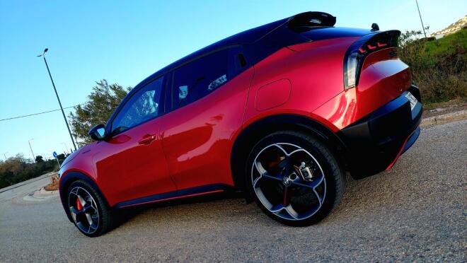 Alfa Romeo Junior Veloce: Οδηγούμε την Ιταλίδα καλλονή με τα 280 άλογα  