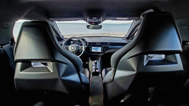 Alfa Romeo Junior Veloce: Οδηγούμε την Ιταλίδα καλλονή με τα 280 άλογα  