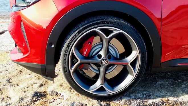 Alfa Romeo Junior Veloce: Οδηγούμε την Ιταλίδα καλλονή με τα 280 άλογα  