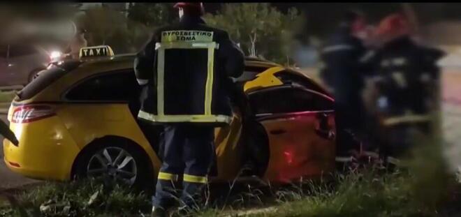 Η σύγκρουση ΙΧ και ταξί ήταν σφοδρότατη και οι δύο οδηγοί των οχημάτων εγκλωβίστηκαν σε αυτά