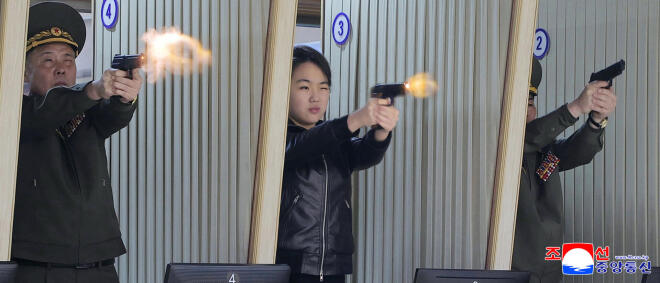 Η κόρη του Κιμ Γιογνκ Ουν δοκιμάζει όπλα