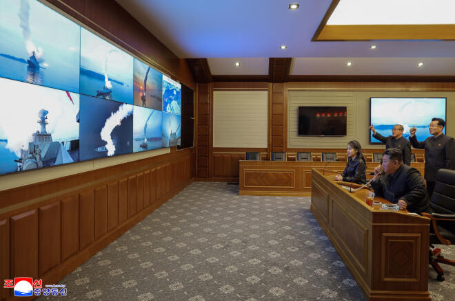 Ο ηγέτης της Βόρειας Κορέας Κιμ Γιονγκ Ουν παρακολουθεί δοκιμές πυραύλων κρουζ μαζί με την κόρη του.